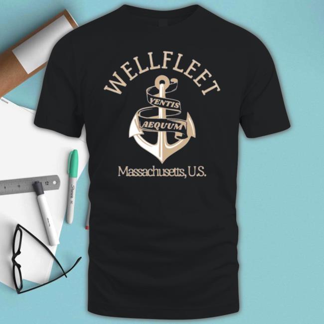 Retro Anchor Wellfleet Massachusetts U S Tan Text Vintage Style Sailing Nautical Hoodie Sweatshirt